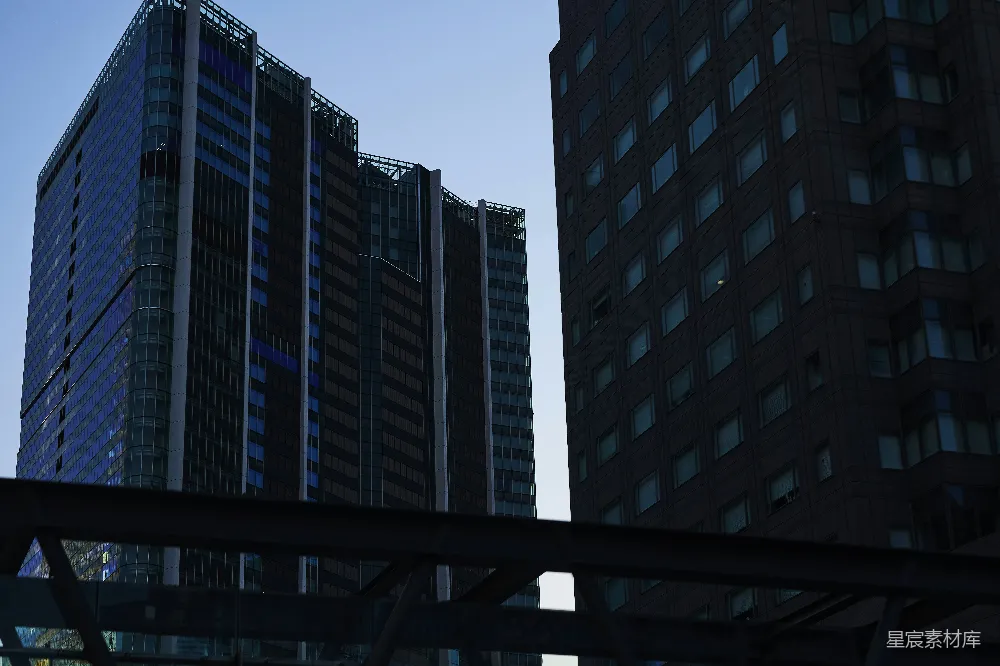 高清摄影  现代玻璃建筑在晴朗的蓝天背景下