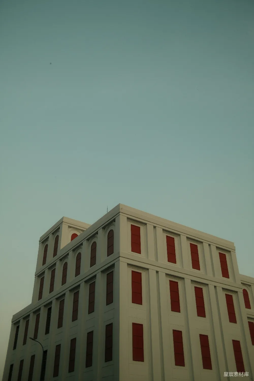 高清摄影  现代建筑，红色窗户在晴朗的天空下。