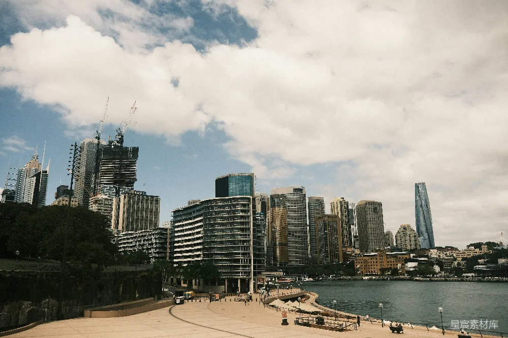 城市 skyline， foreground 有一片水域