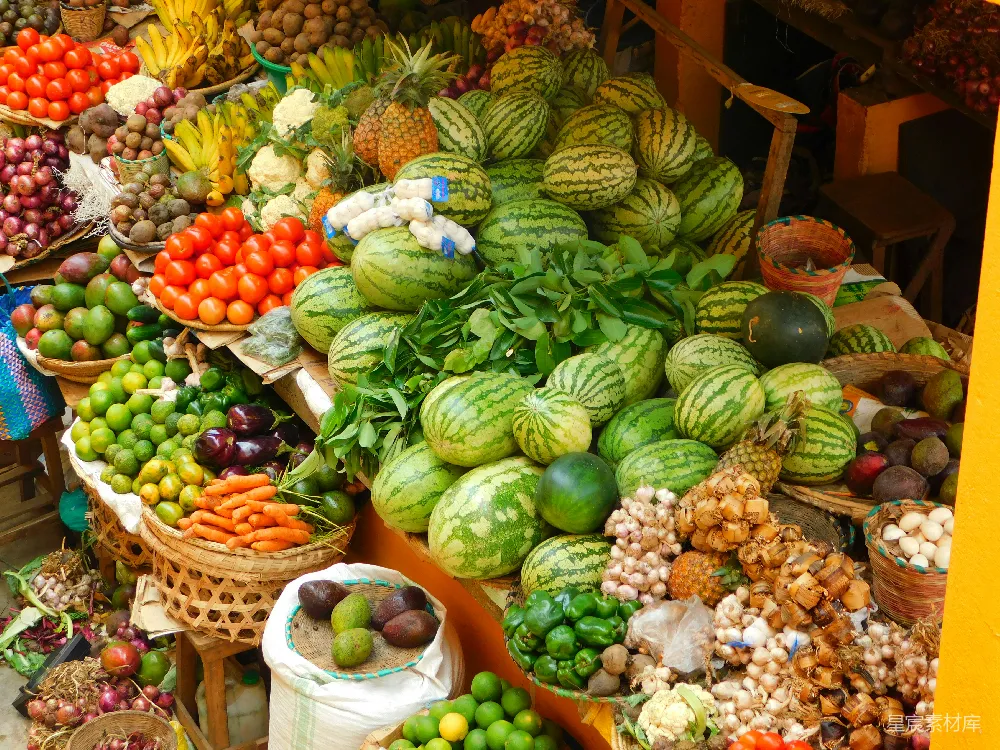 户外市场新鲜的水果和蔬菜 abundance 新鲜 的 水果 和 蔬菜 在 户外 市场 。
