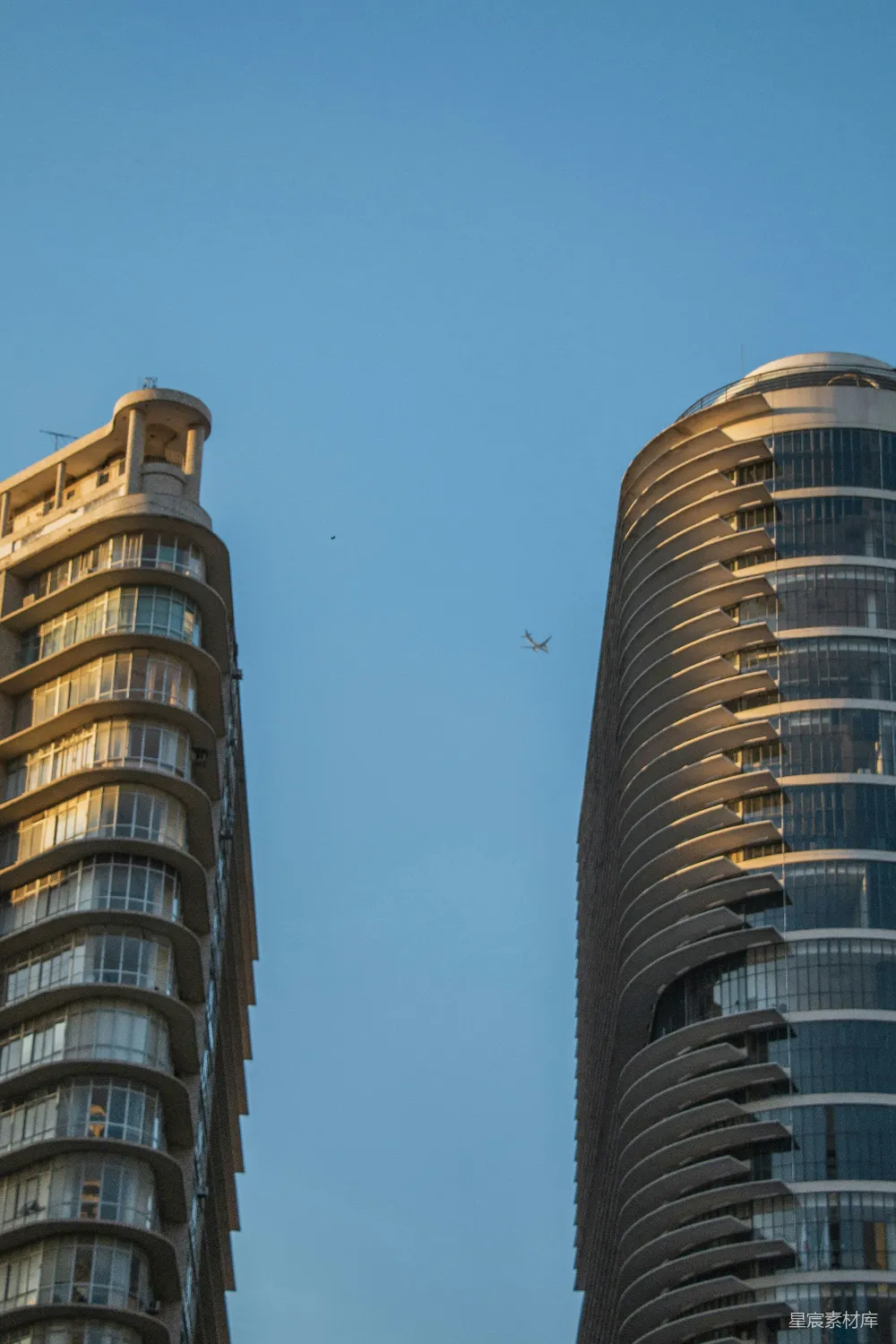 高清摄影  两座现代化的建筑在湛蓝的天空下
