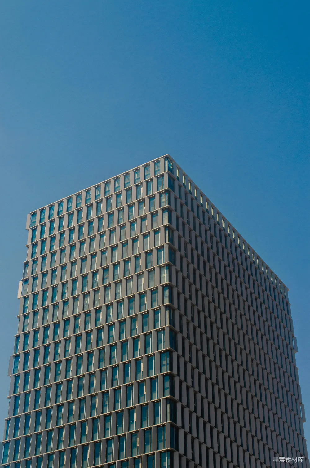 高清摄影  高大的现代化建筑在湛蓝的天空下。