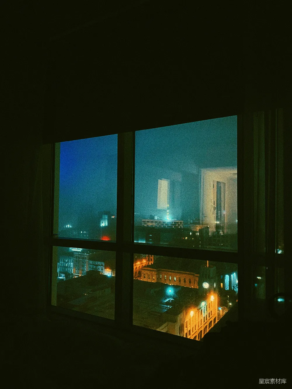 白框玻璃窗在白天的景象