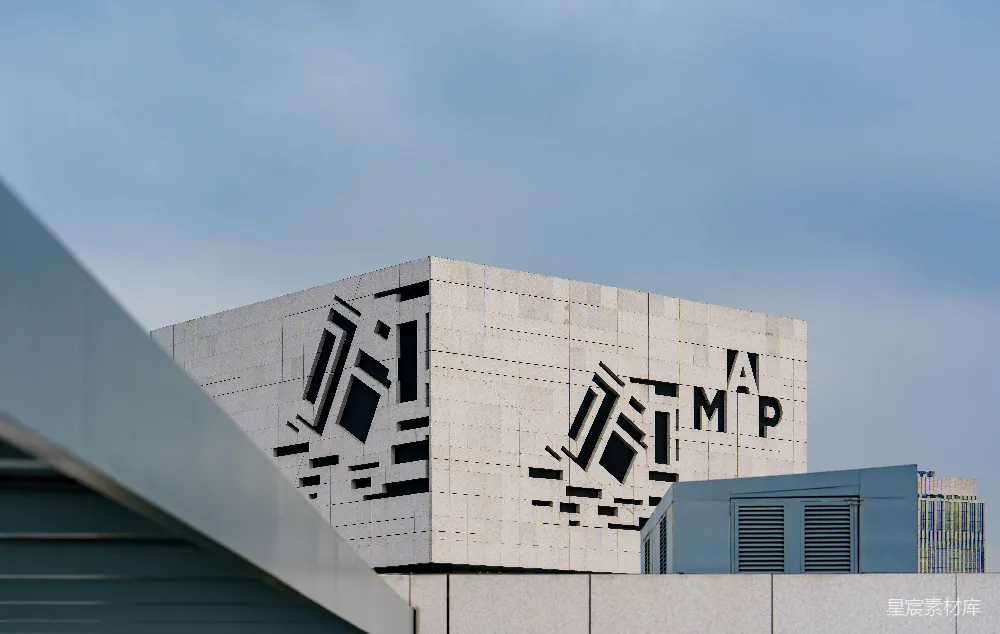 高清摄影  现代混凝土建筑，带有抽象切割图案和Amp符号。