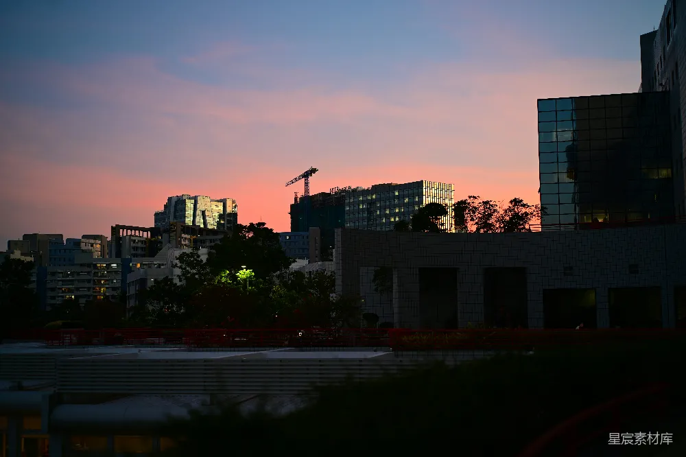黄昏城市 skyline 与 彩色 夜空
