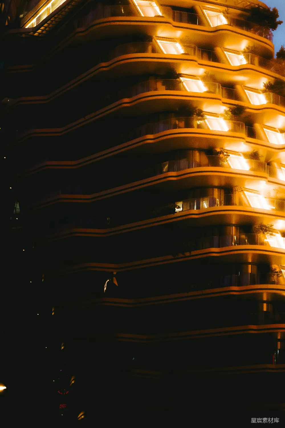 高清摄影  现代建筑在夜晚的发光窗户