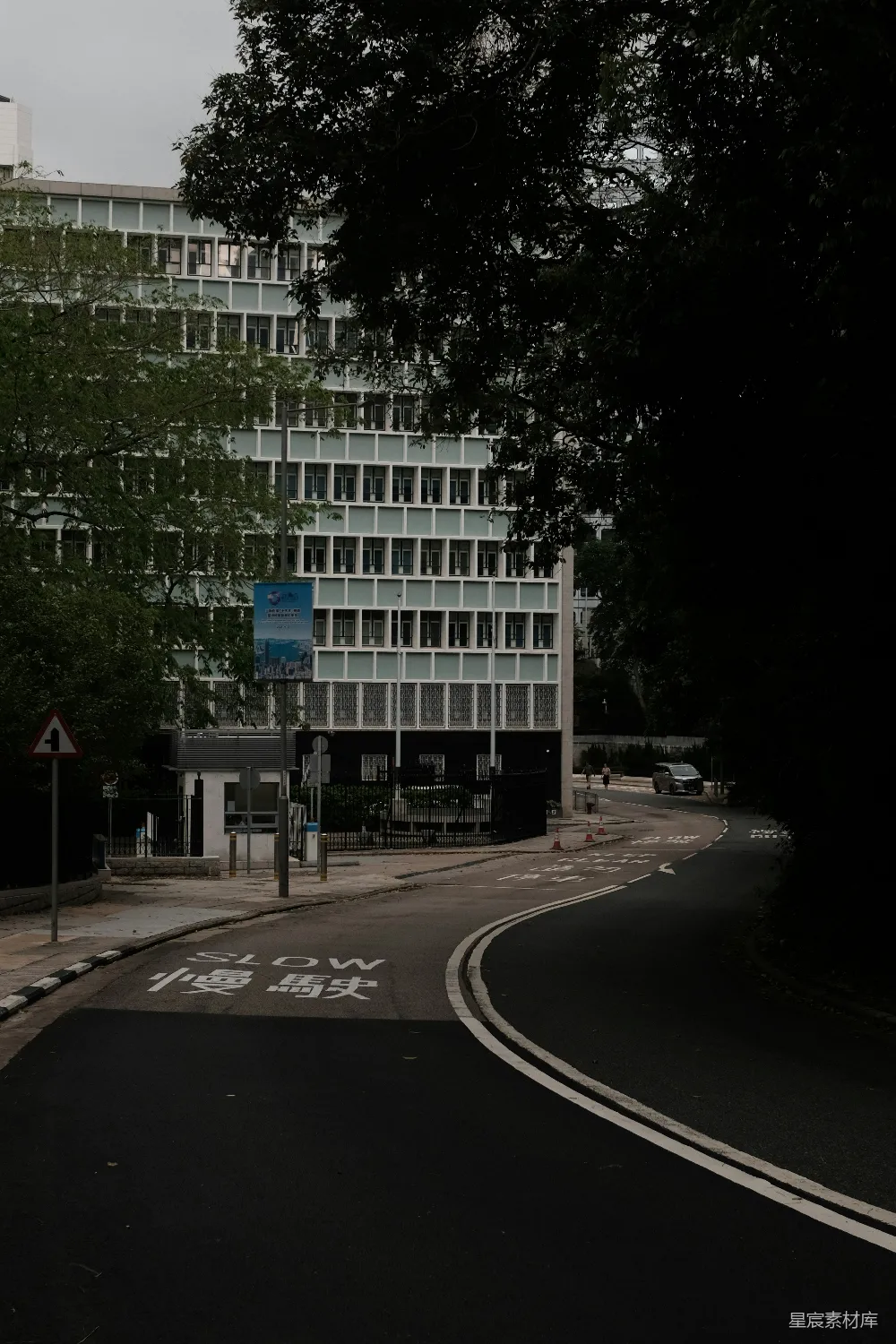 高清摄影  现代建筑前有一条蜿蜒的道路。