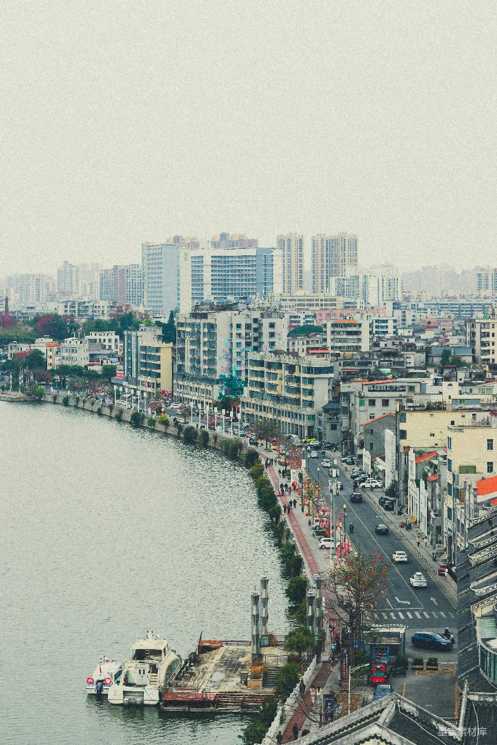 一片水域周围环绕着高大建筑物的大体。