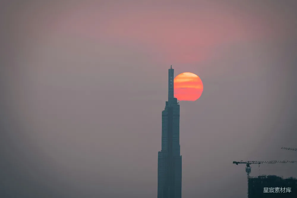 高清摄影  夕阳落在这座高大的摩天大楼后面