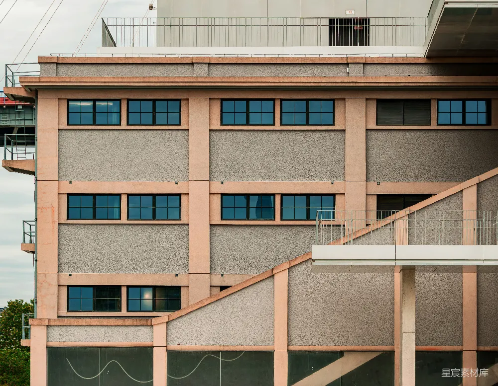 高清摄影  现代建筑外墙，蓝色窗户和棱角设计。