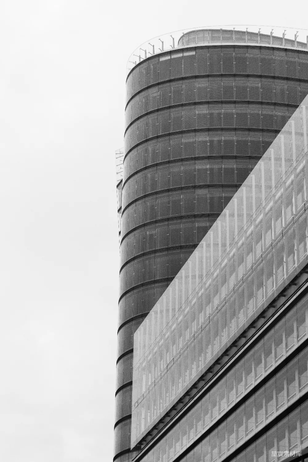 高清摄影  现代玻璃建筑在多云的天空下