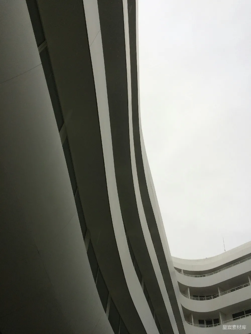 高清摄影  白天拍摄的白色混凝土建筑低角度摄影