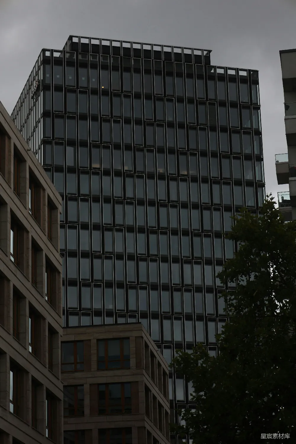 高清摄影  现代玻璃摩天大楼被建筑物包围着