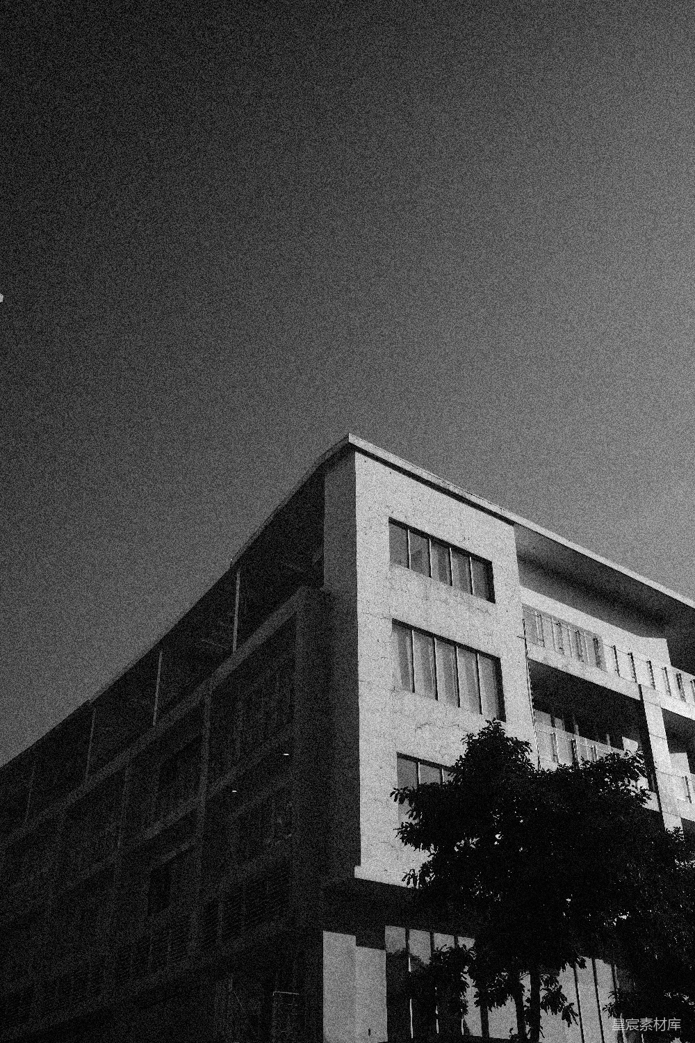 高清摄影  现代建筑物在晴朗的天空中。