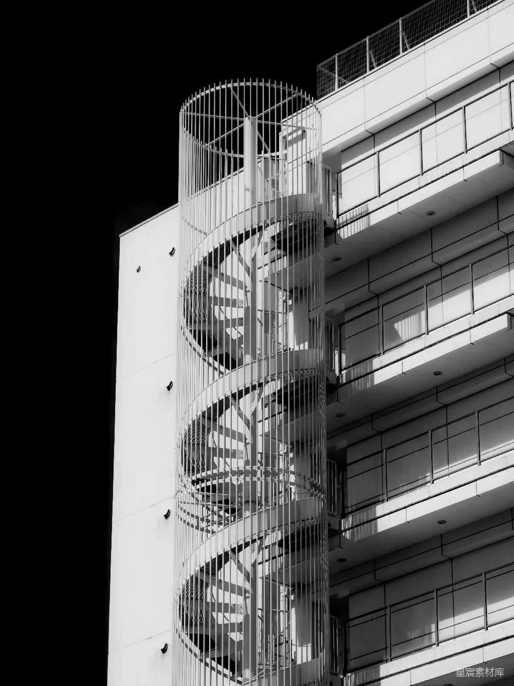 高清摄影  现代建筑外的螺旋楼梯。