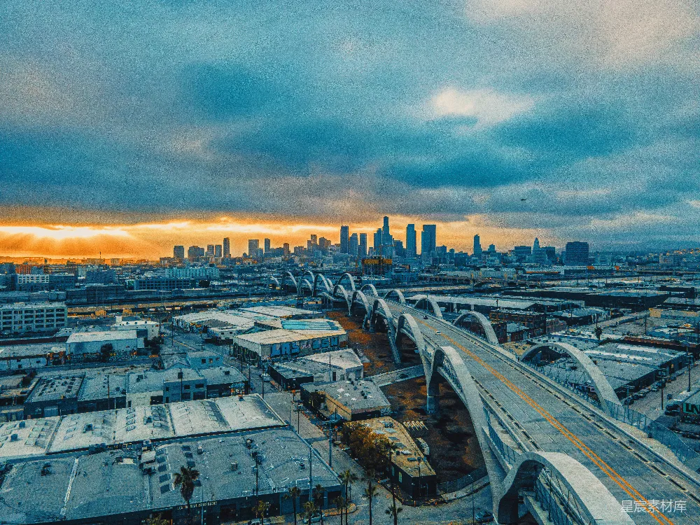 夕阳下的城市全景