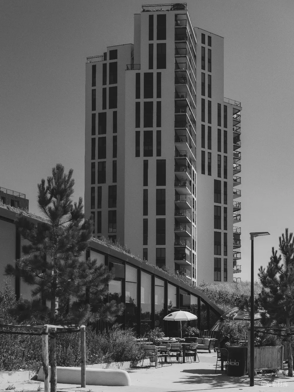 高清摄影  现代化建筑，配有树木和户外休息区。