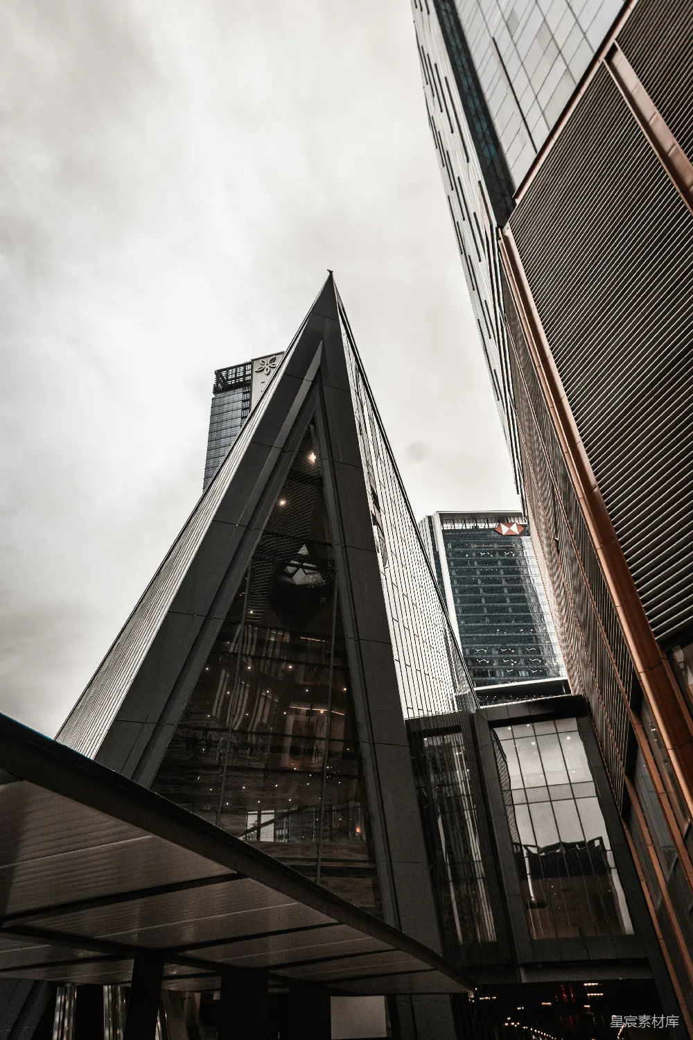 高清摄影  现代建筑，具有三角形玻璃建筑。