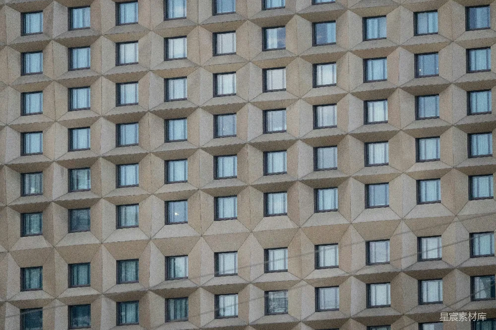 一座有许多窗户的高大建筑物