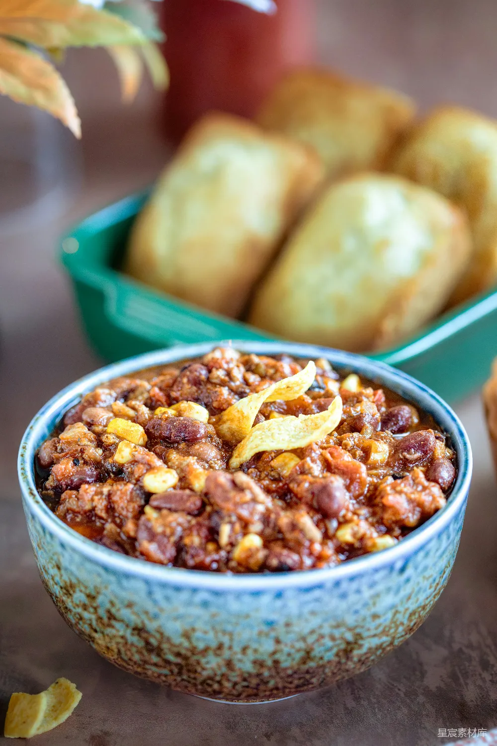 一盘 Chili 条码旁边有一些松饼