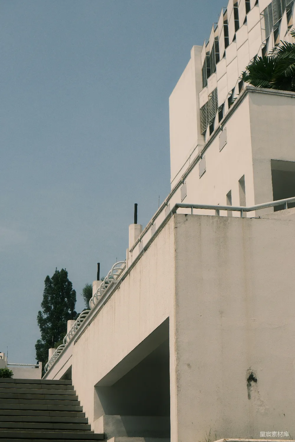 现代白建筑带有楼梯和蓝天