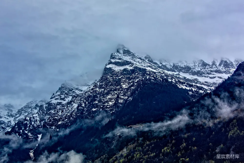 雪覆盖的山峰摄影