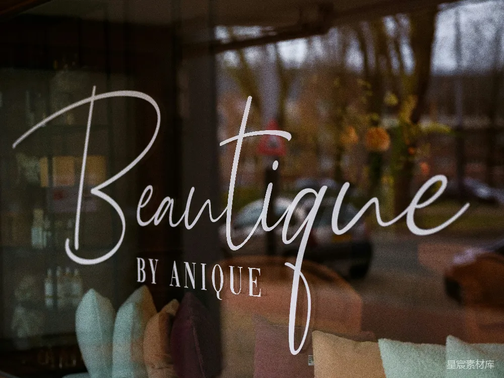 一幅玻璃窗户的特写画面，上面写着“beautique”字样。