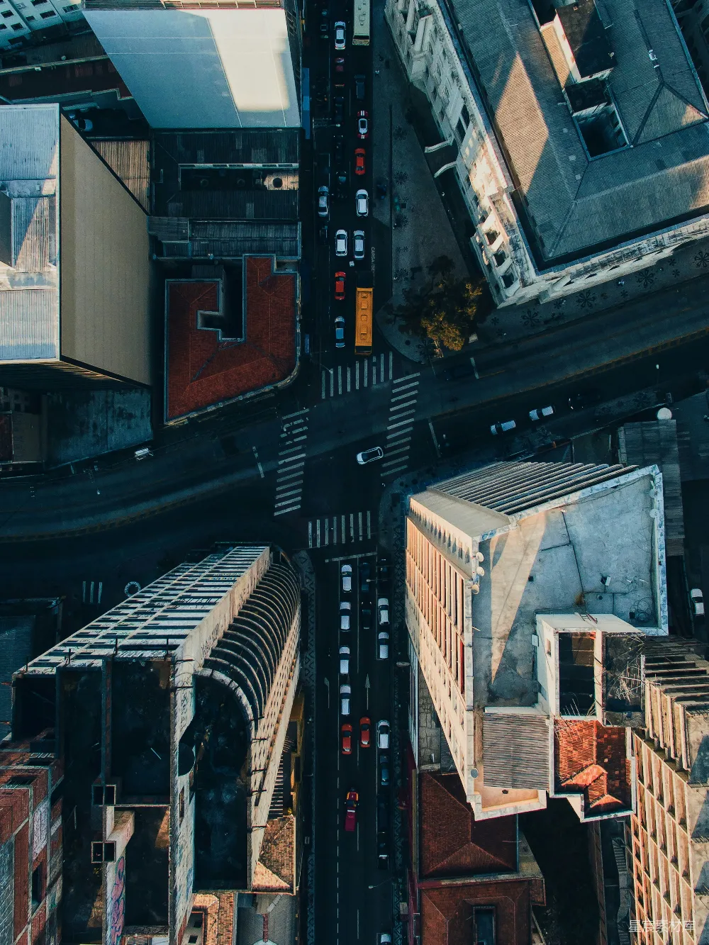 高架道路交汇处的空中俯视图，周围是高楼大厦。
