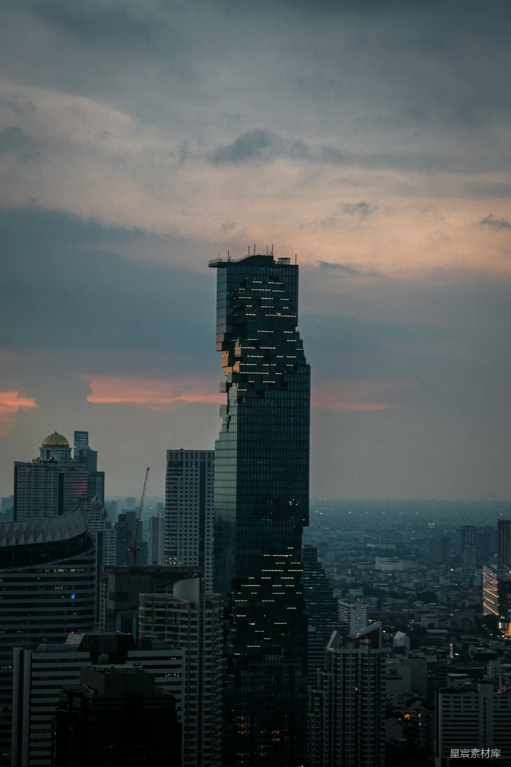 高清摄影  一座非常高的大楼耸立在城市之上