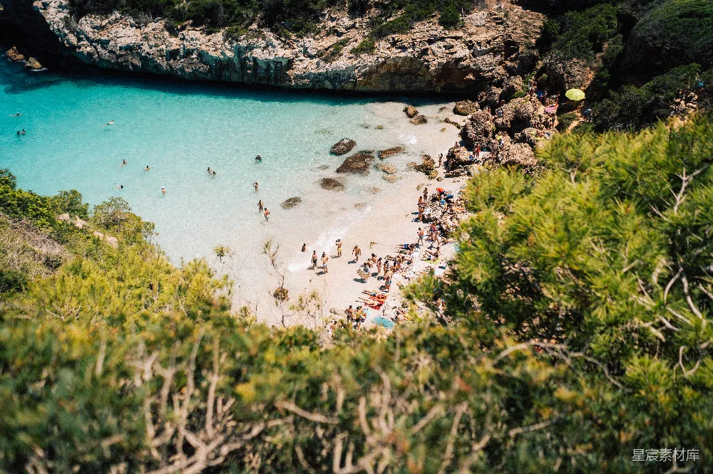 海滩上的人在白天。
