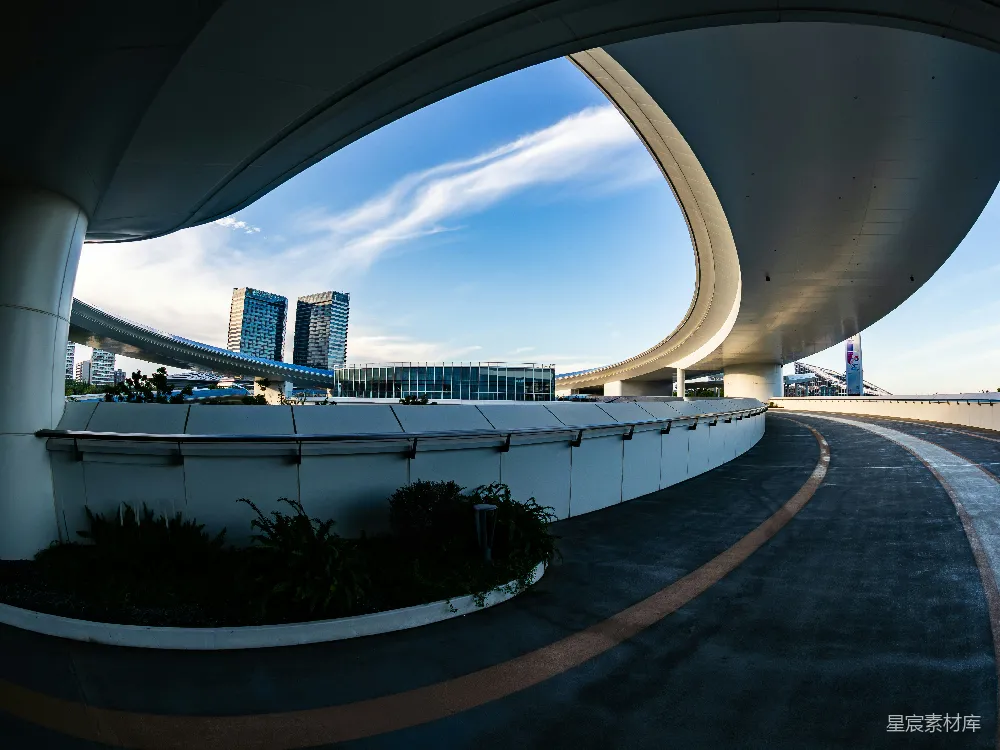 高清摄影  弯曲的现代建筑勾勒出城市的天际线