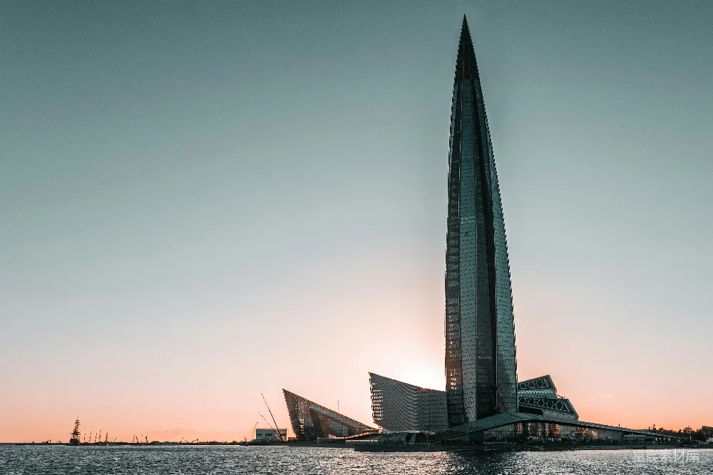 高清摄影  夕阳下，河边的一栋高大现代化大楼。