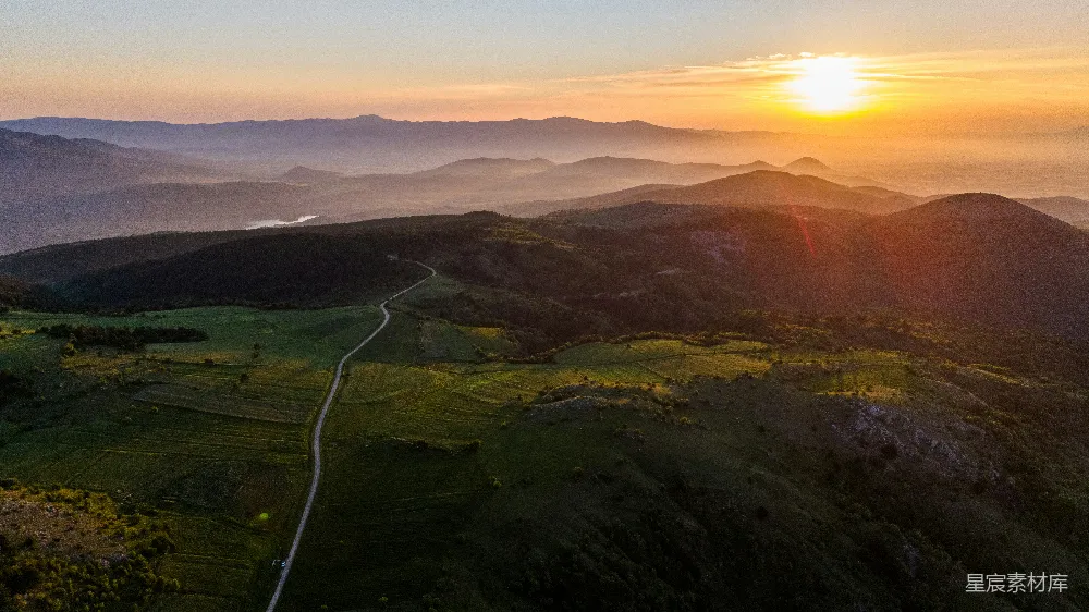 山峦之上太阳正在落下