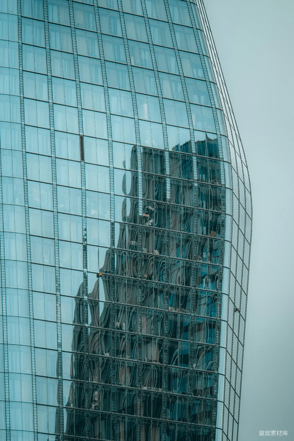 高清摄影  现代玻璃摩天大楼反射出另一座建筑物