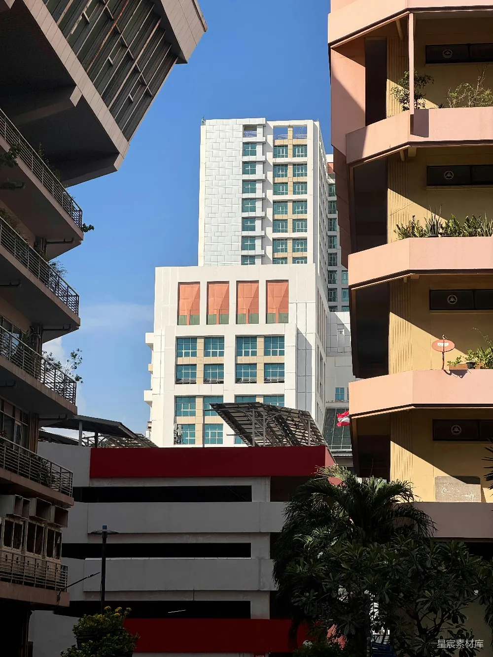 高清摄影  现代建筑在清澈的天空下被古老的建筑框架包围。