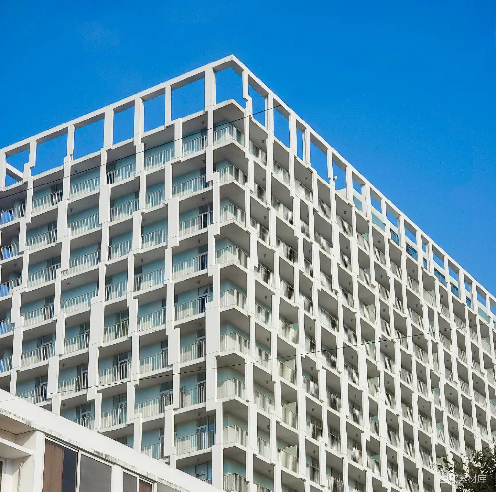 高清摄影  一座高大的白色建筑，上面有阳台。