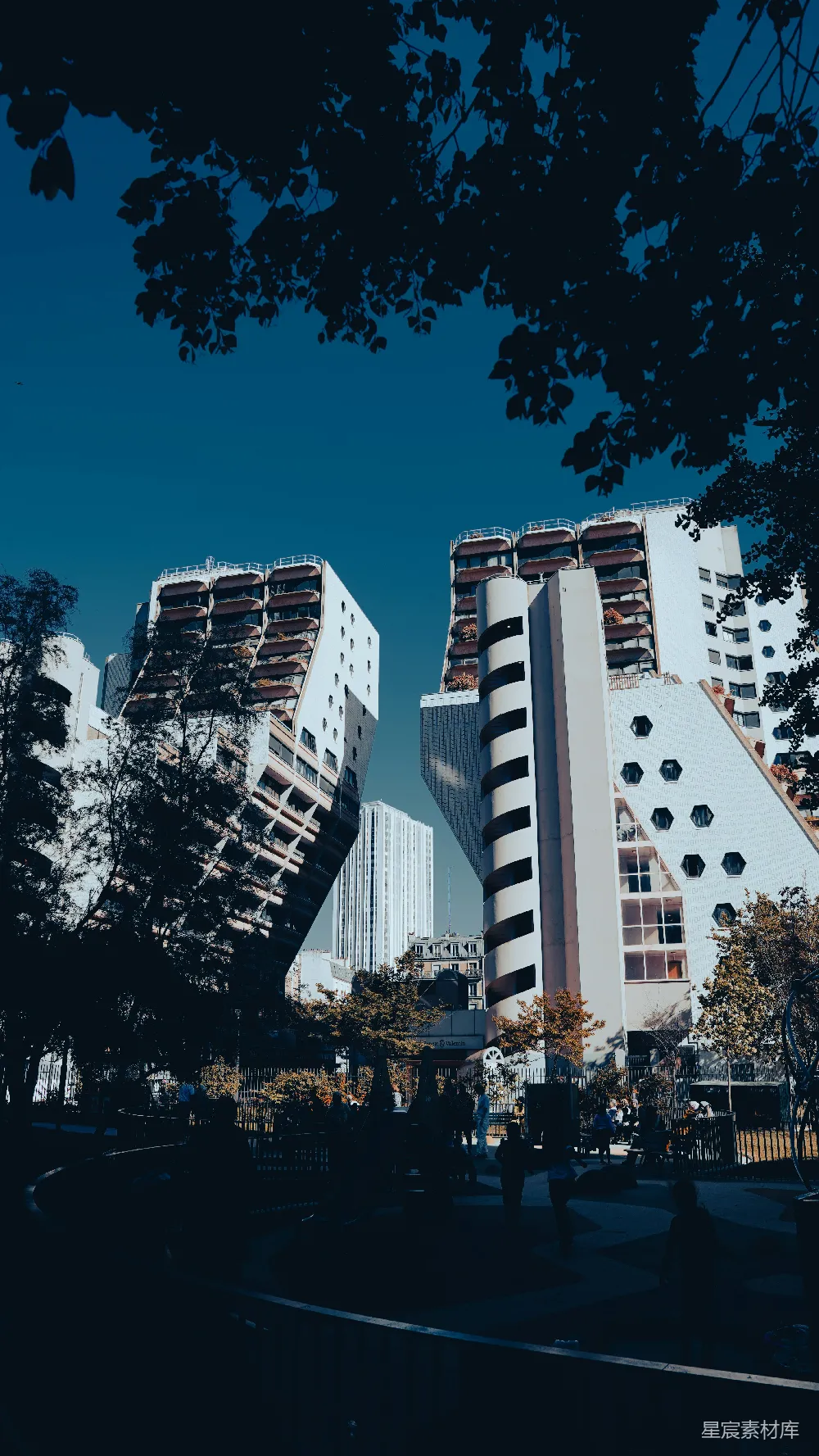 高清摄影  现代化的建筑矗立在湛蓝的天空下。
