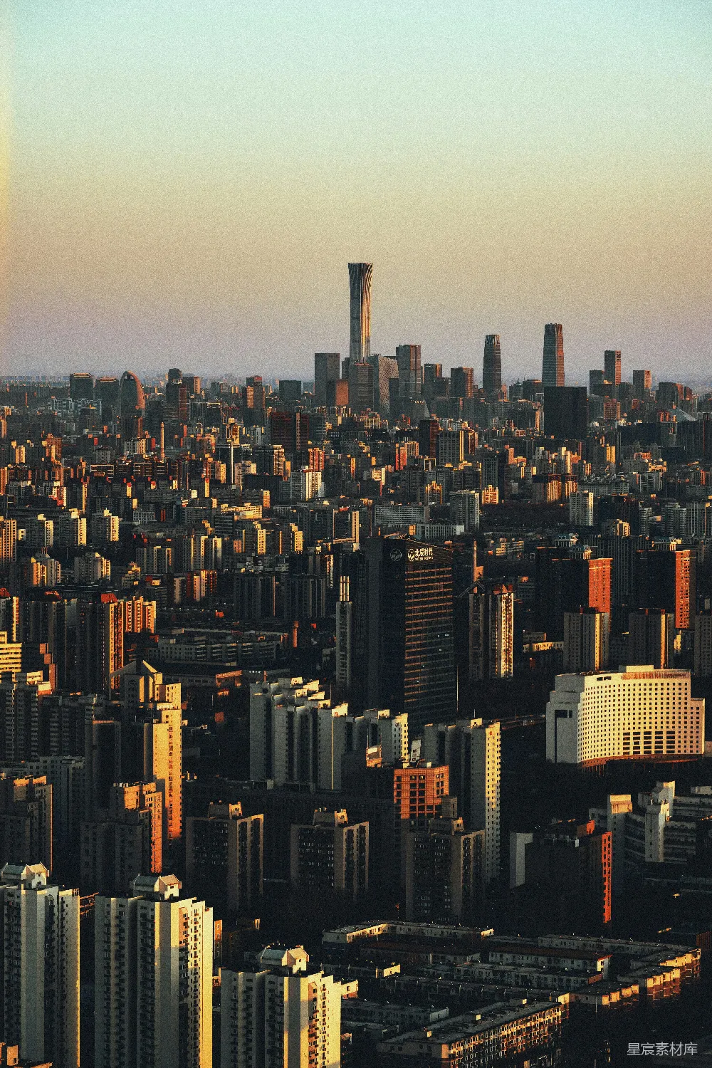 城市中高层建筑在日落时分的景象