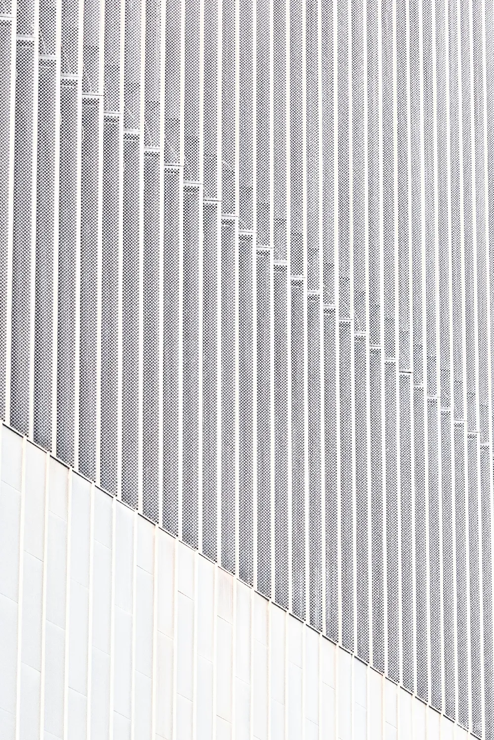 高清摄影  现代化建筑外立面，竖向百叶窗