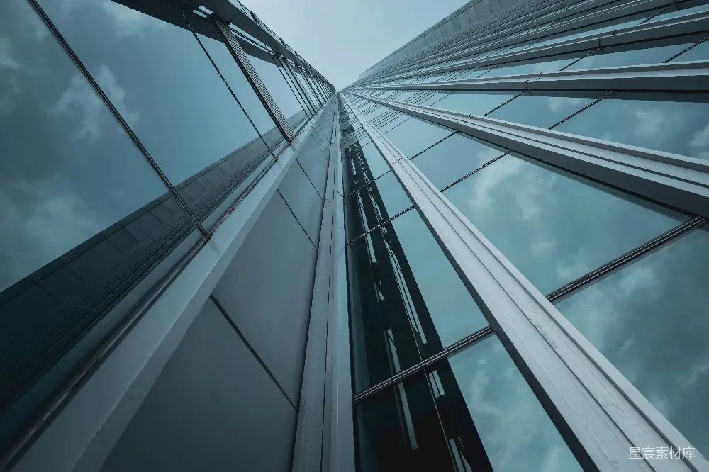 高清摄影  仰望天空中一座非常高大的建筑物。