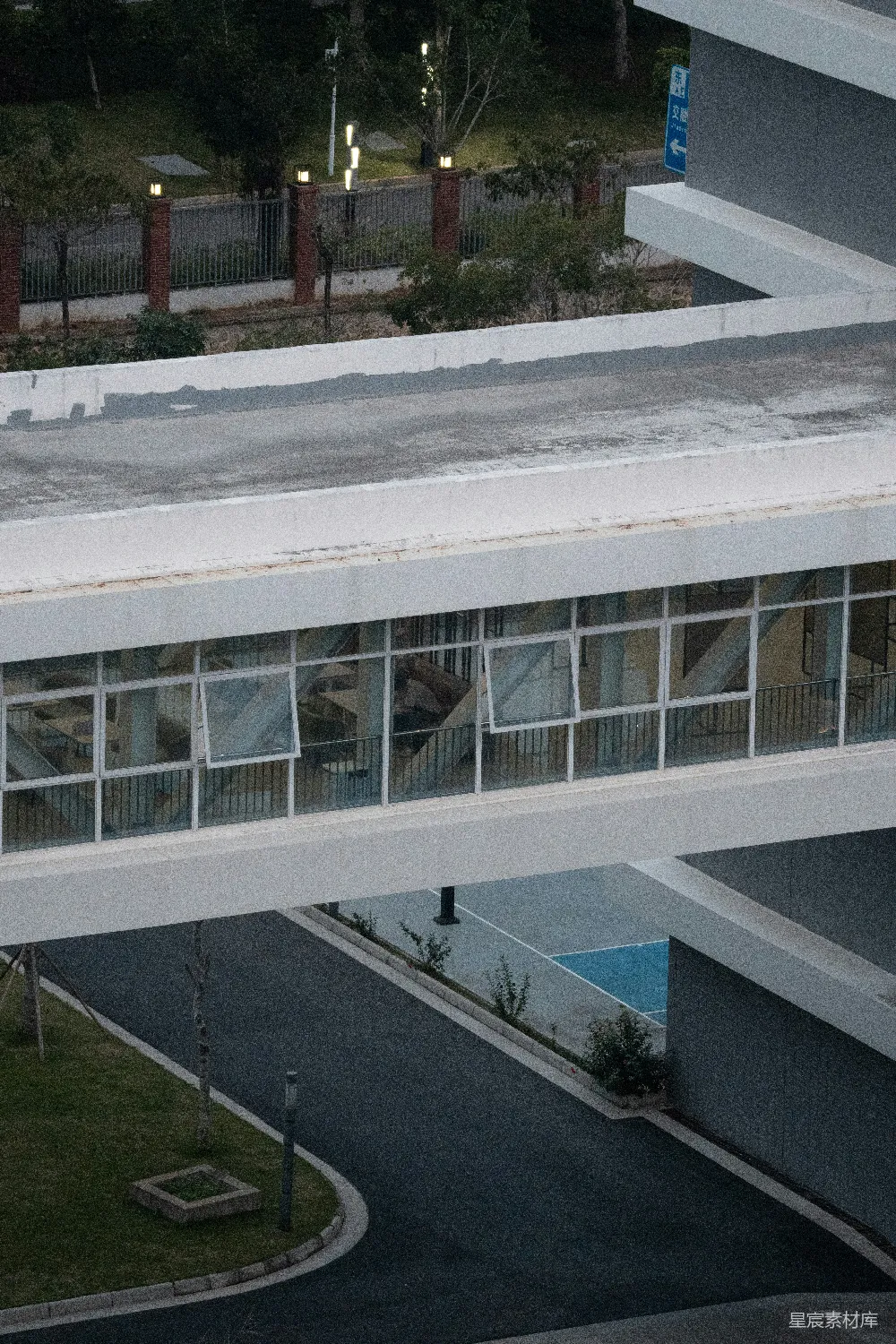 高清摄影  现代化的建筑，带有空中通道和下方的道路。