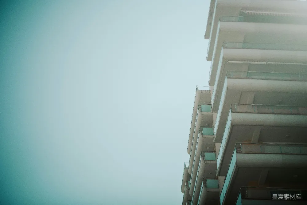 高清摄影  现代化的建筑，阳台对着晴朗的天空。