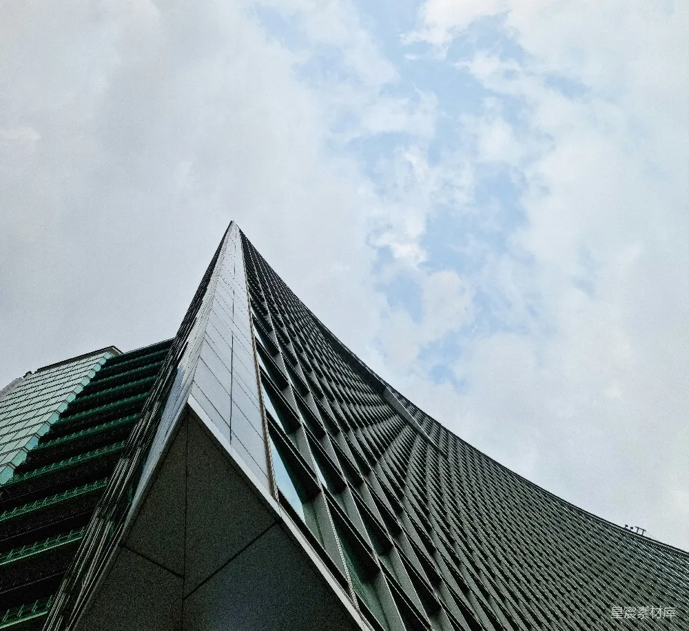 高清摄影 壁纸 一座非常高大的建筑物，背景是天空。