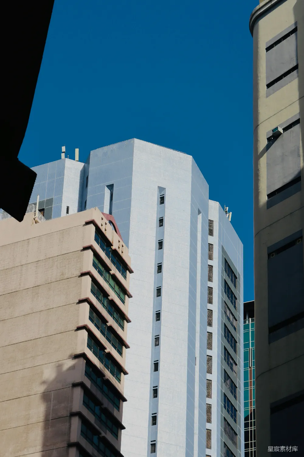 高清摄影  现代建筑在晴朗的蓝天背景前