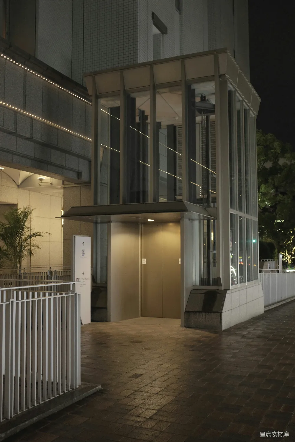 高清摄影  现代玻璃建筑入口夜晚场景