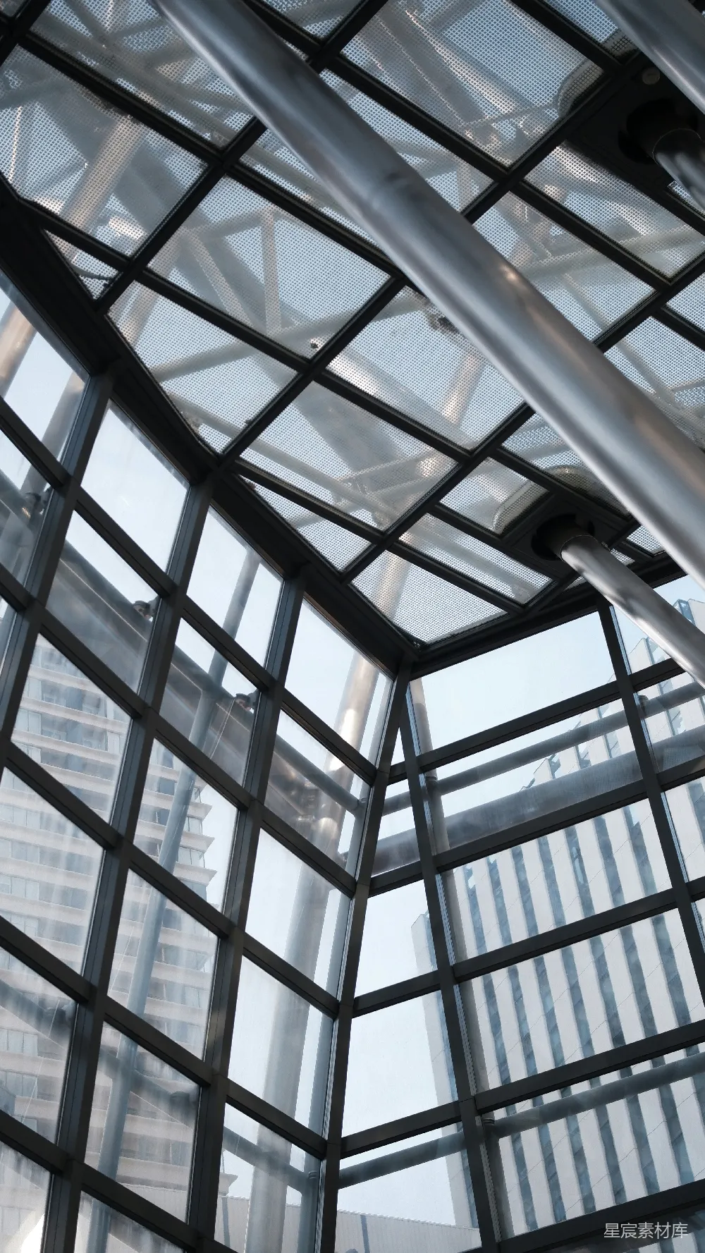 高清摄影  现代玻璃天花板，金属梁和建筑物。