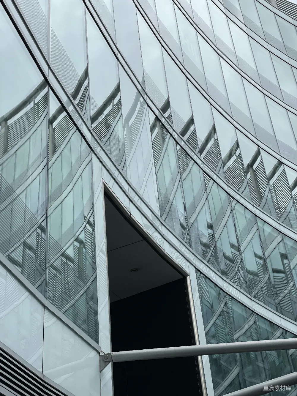 高清摄影  一座非常高的建筑，有很多窗户。