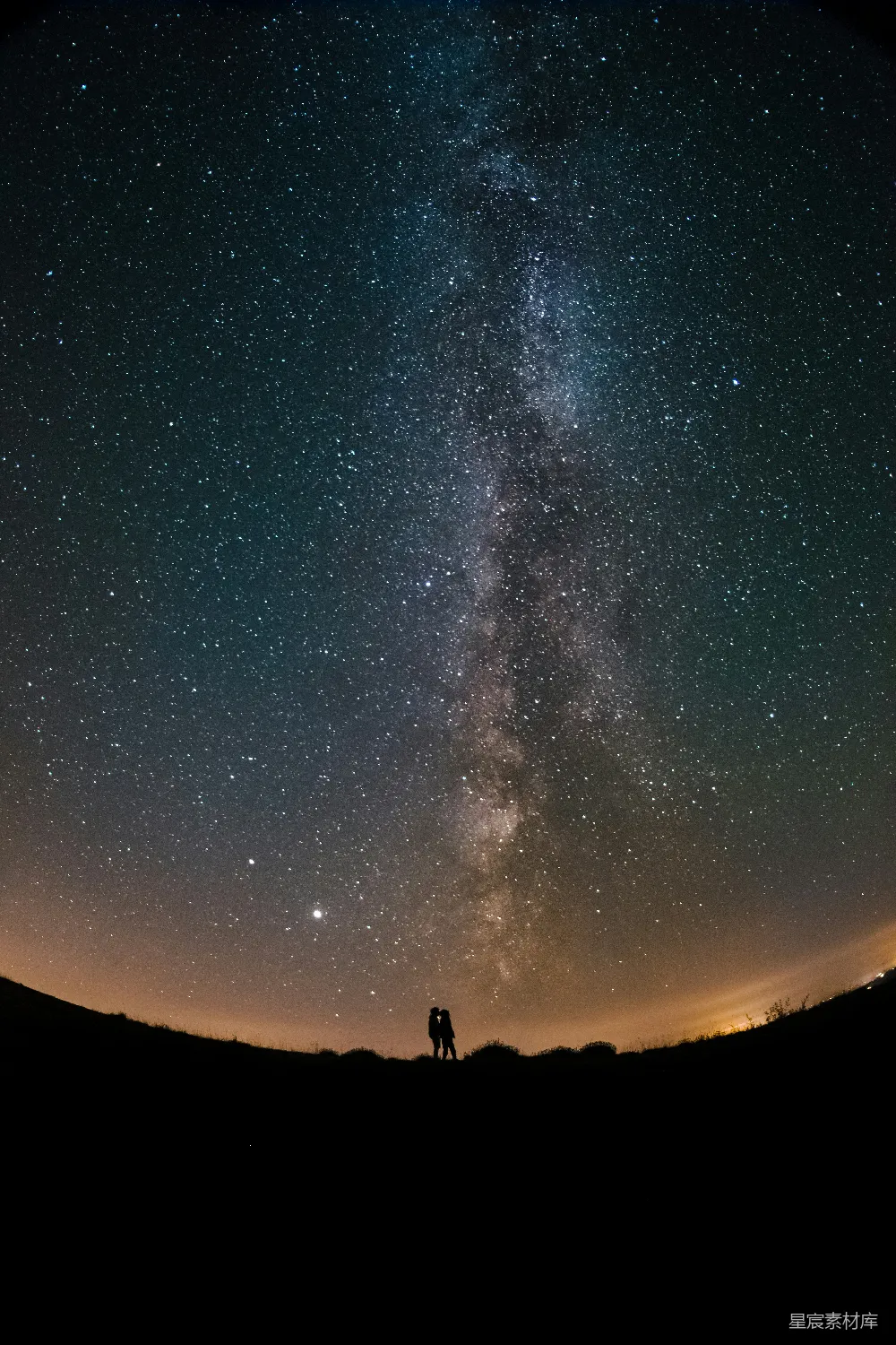 星夜下两人轮廓的剪影