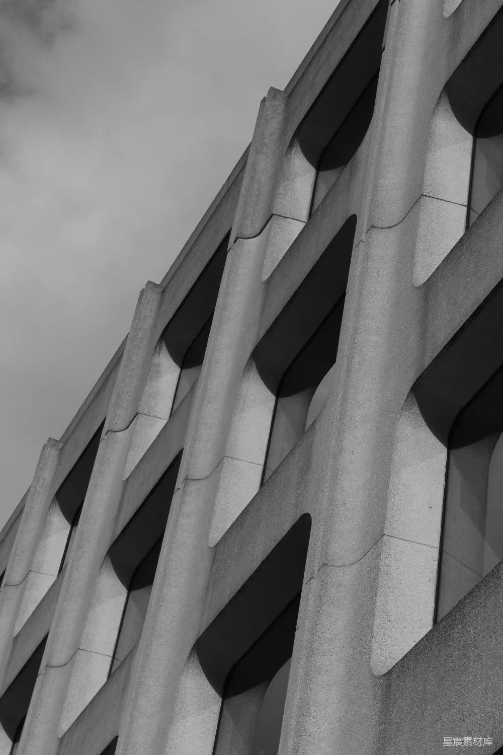 高清摄影  抽象的 Brutalist 建筑风格，带有重复的窗户图案。