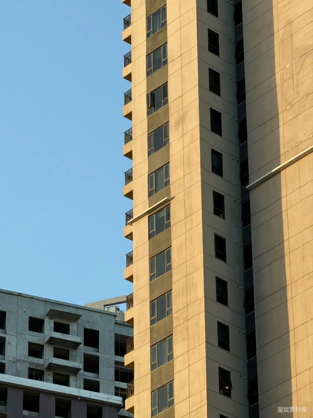 高清摄影  高耸的混凝土大楼矗立在清澈的蓝天之下